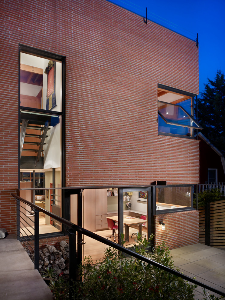 Пример оригинального дизайна: кирпичный, красный дом в стиле лофт с плоской крышей