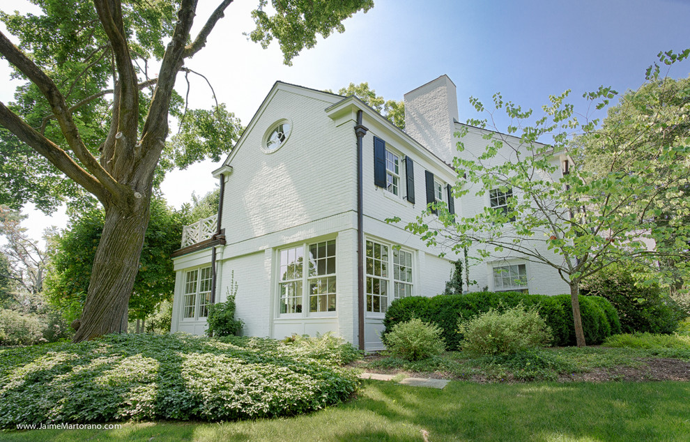 Großes, Zweistöckiges Landhaus Haus mit Mix-Fassade und weißer Fassadenfarbe in New York
