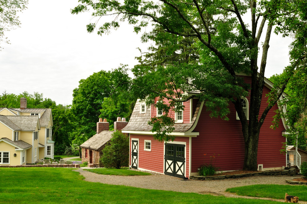 Ispirazione per la facciata di una casa piccola rossa classica a due piani con rivestimento in legno e tetto a mansarda