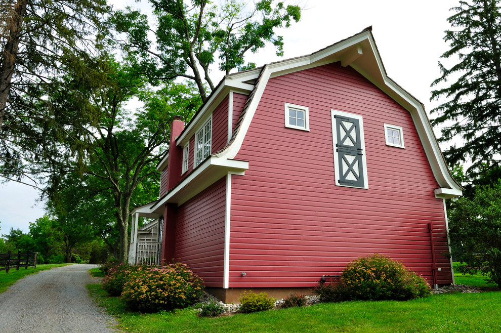 Kleine, Zweistöckige Klassische Holzfassade Haus mit roter Fassadenfarbe und Mansardendach in New York
