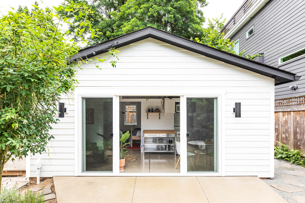 Einstöckiges Maritimes Wohnung mit Faserzement-Fassade, weißer Fassadenfarbe, Satteldach und Schindeldach in Portland