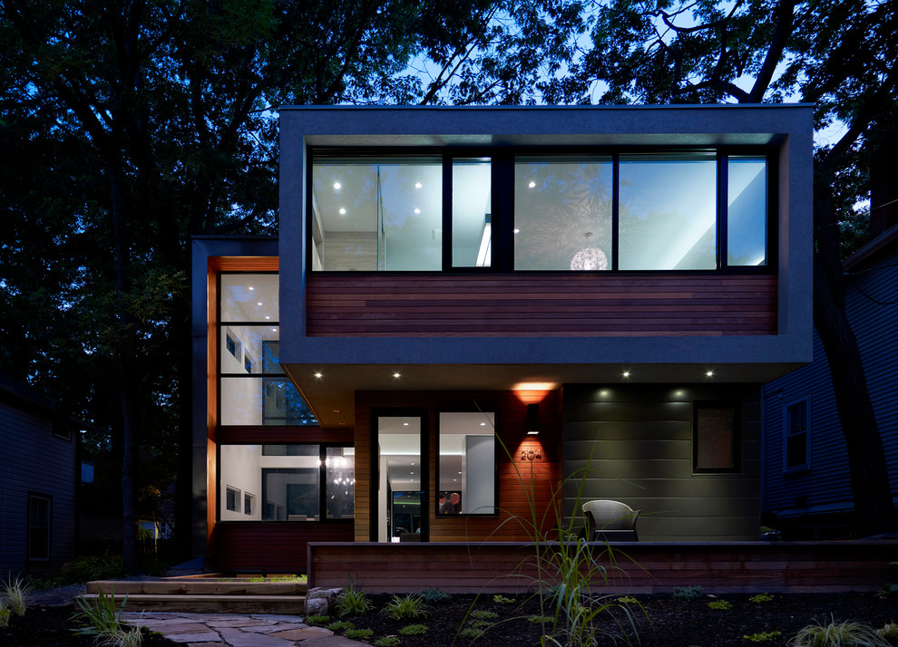 Mittelgroße, Zweistöckige Moderne Holzfassade Haus mit brauner Fassadenfarbe in Toronto