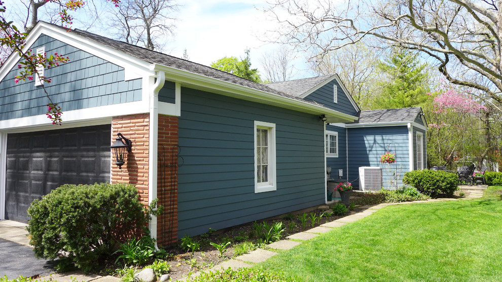 Kleines, Einstöckiges Klassisches Haus mit Mix-Fassade, blauer Fassadenfarbe und Satteldach in Chicago