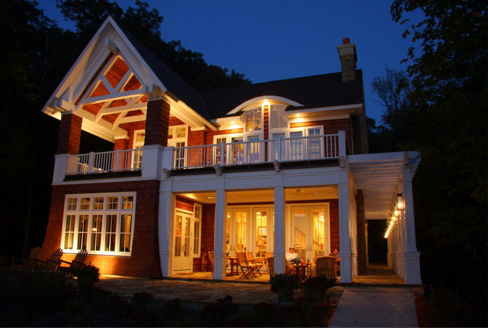 Inspiration pour une façade de maison marron marine en bois à un étage avec un toit à deux pans.