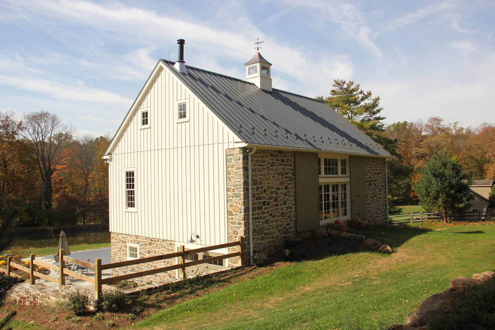 На фото: двухэтажный, белый дом среднего размера в стиле модернизм с облицовкой из камня и двускатной крышей