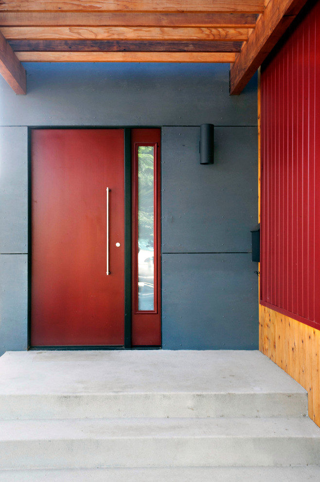 Mittelgroßes, Zweistöckiges Modernes Einfamilienhaus mit Mix-Fassade, roter Fassadenfarbe und Pultdach in Los Angeles