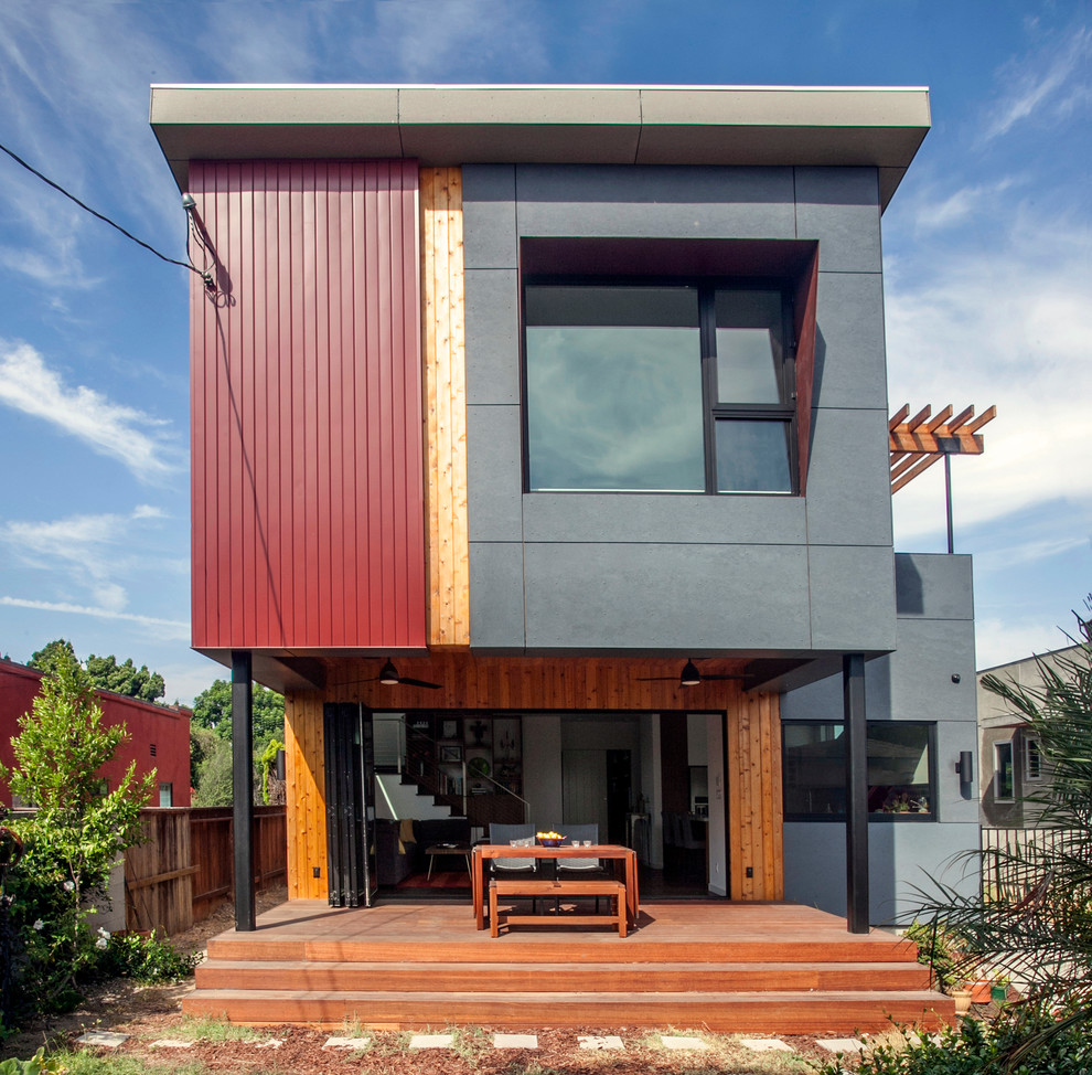 Mittelgroßes, Zweistöckiges Modernes Einfamilienhaus mit Mix-Fassade, roter Fassadenfarbe und Pultdach in Los Angeles