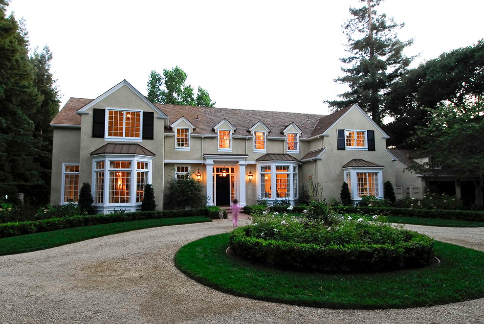 Foto della facciata di una casa beige classica a due piani