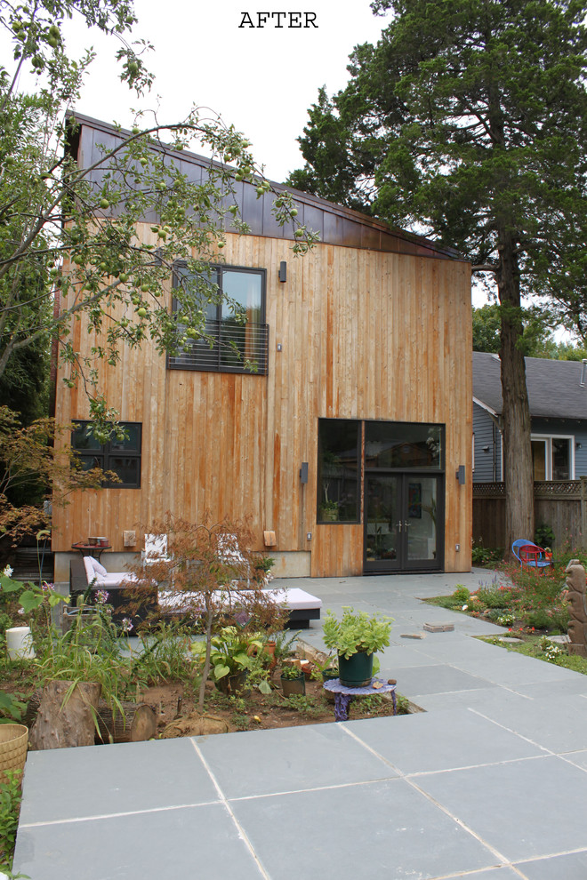 Imagen de fachada marrón minimalista de tamaño medio de dos plantas con revestimiento de madera y tejado de un solo tendido