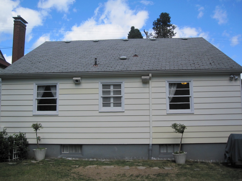 Exemple d'une façade de maison rétro en panneau de béton fibré de taille moyenne et à deux étages et plus avec un toit à deux pans.