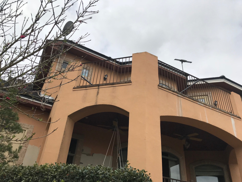 Foto de fachada de casa naranja mediterránea extra grande de dos plantas con revestimiento de estuco