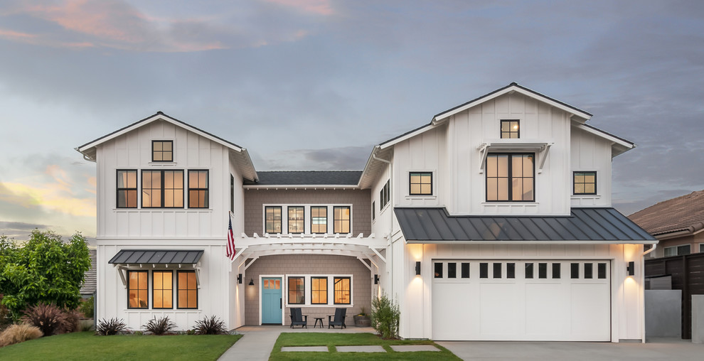 Zweistöckiges, Großes Landhaus Einfamilienhaus mit Faserzement-Fassade, weißer Fassadenfarbe, Satteldach und Blechdach in San Diego