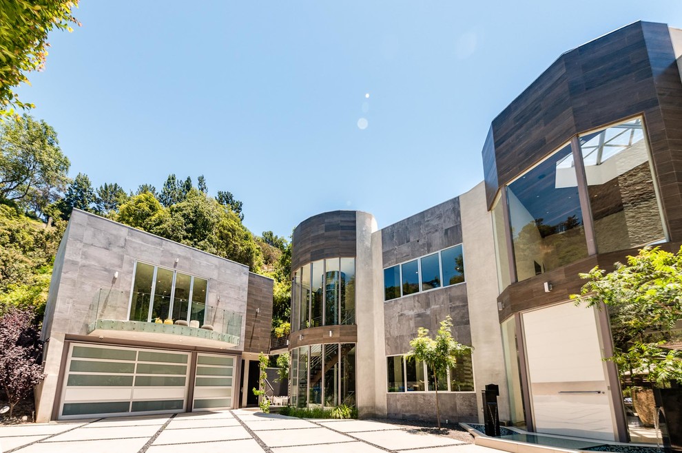 Geräumiges, Dreistöckiges Modernes Einfamilienhaus mit grauer Fassadenfarbe, Flachdach und Mix-Fassade in Los Angeles
