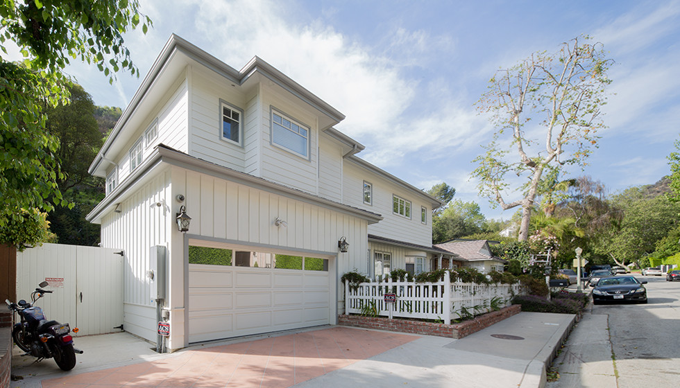 Mittelgroßes, Zweistöckiges Landhausstil Haus mit Faserzement-Fassade, weißer Fassadenfarbe und Satteldach in Los Angeles