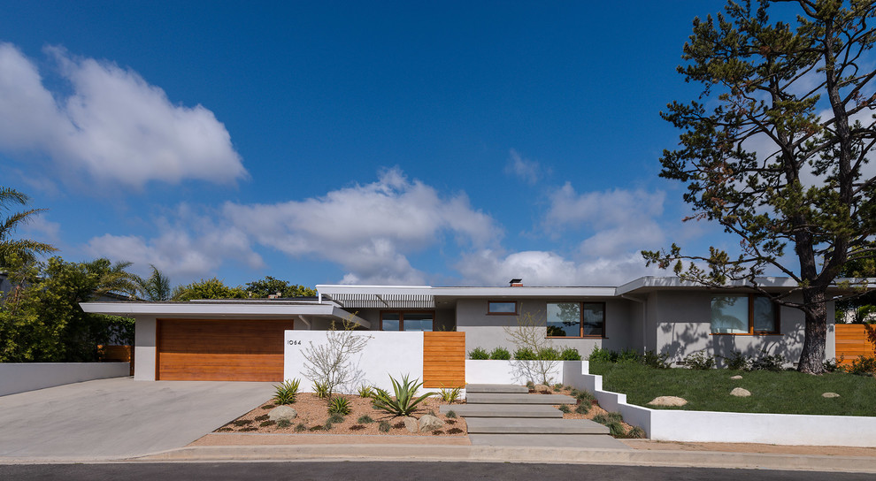 ロサンゼルスにある中くらいなミッドセンチュリースタイルのおしゃれな家の外観 (コンクリートサイディング) の写真