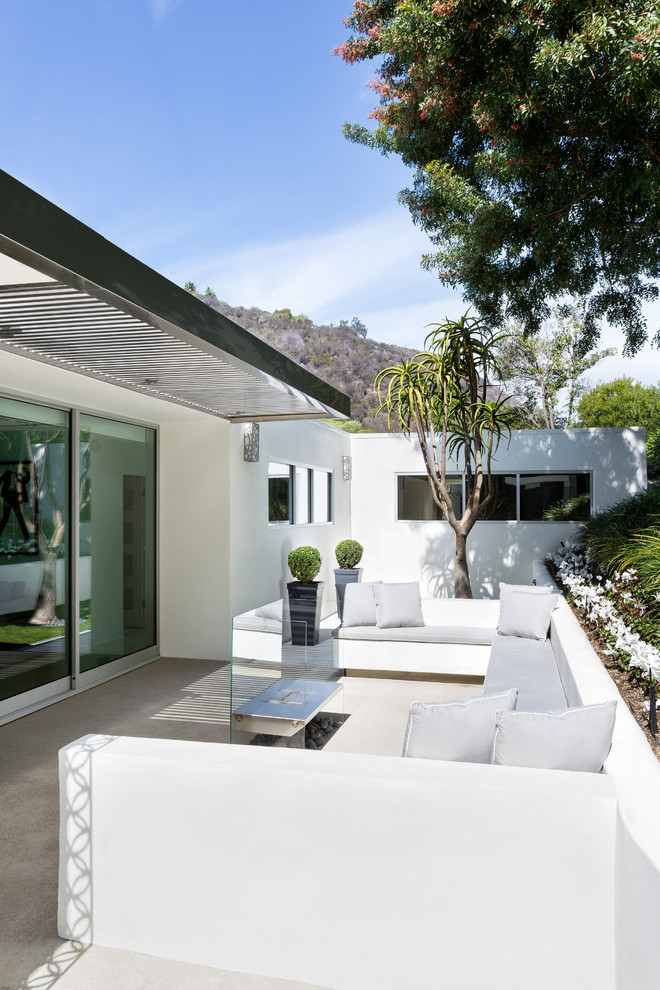 Einstöckiges Retro Haus mit weißer Fassadenfarbe und Flachdach in Los Angeles