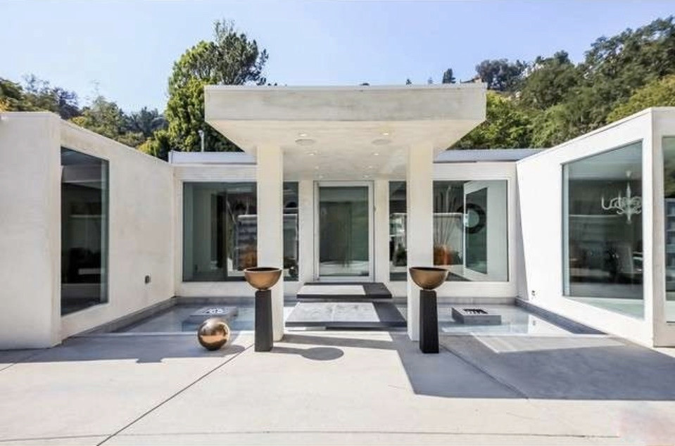 Kleines, Einstöckiges Modernes Einfamilienhaus mit Putzfassade, weißer Fassadenfarbe und Flachdach in Los Angeles