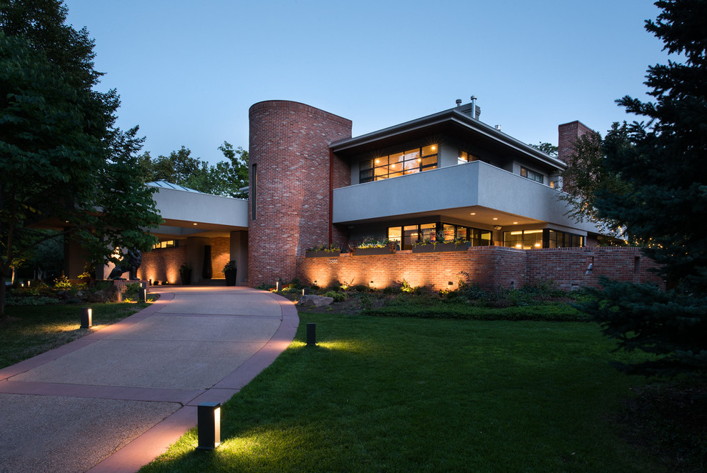 Geräumiges, Dreistöckiges Modernes Einfamilienhaus mit Betonfassade, roter Fassadenfarbe und Flachdach in Denver