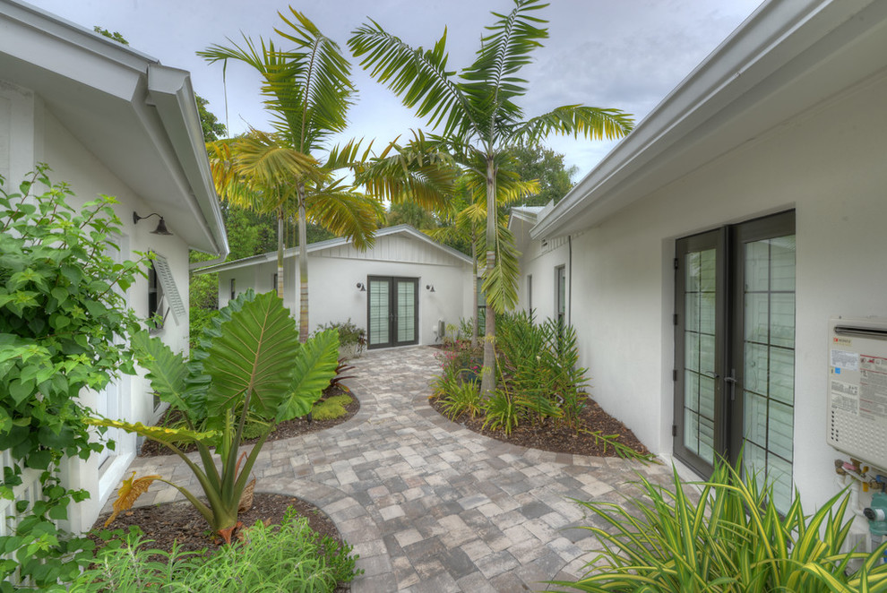 Einstöckiges Maritimes Haus mit Mix-Fassade und weißer Fassadenfarbe in Tampa