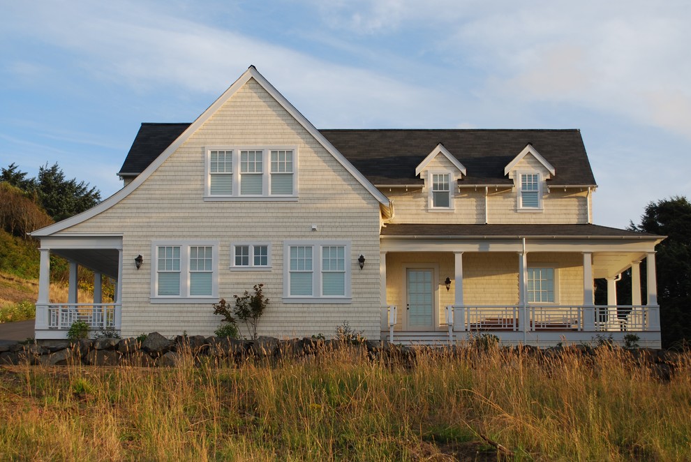 Foto della facciata di una casa stile marinaro a due piani di medie dimensioni con rivestimento in legno