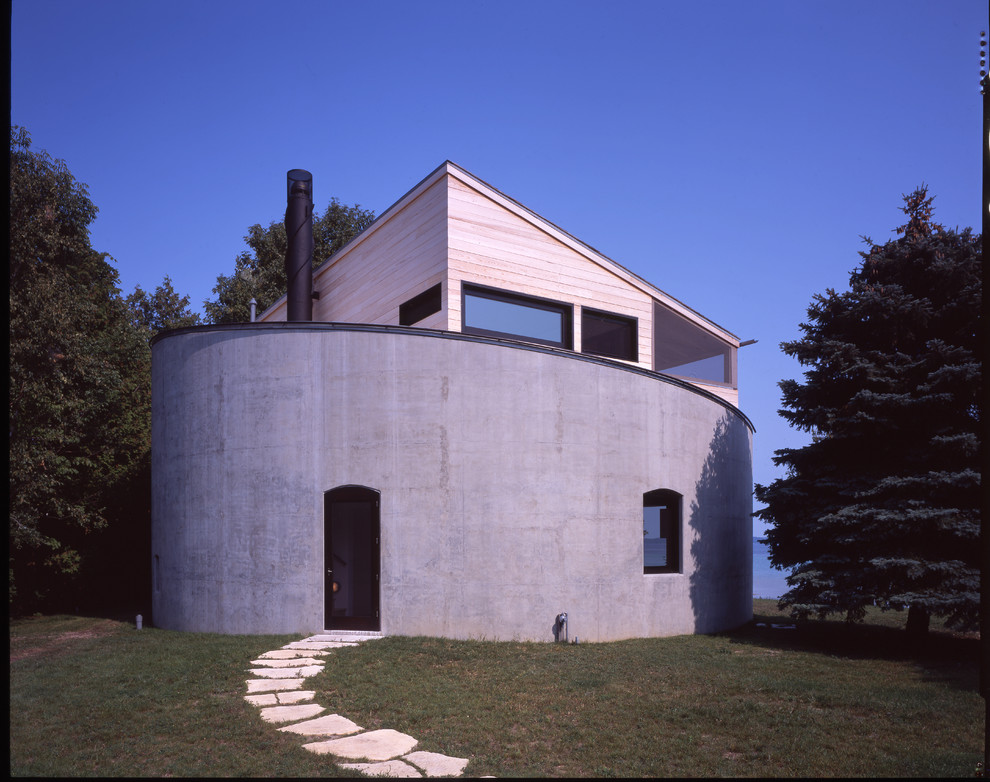 Idee per la villa piccola grigia moderna a due piani con rivestimento in legno, falda a timpano e copertura a scandole