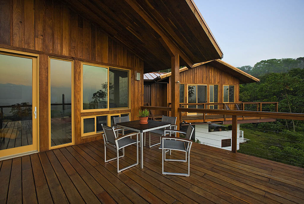 Стильный дизайн: деревянный, большой, одноэтажный, коричневый дом в стиле рустика - последний тренд