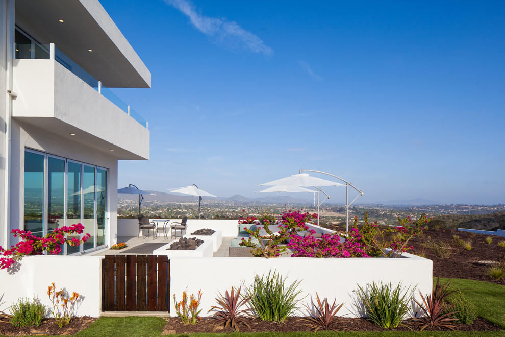 Mittelgroßes, Zweistöckiges Modernes Einfamilienhaus mit Putzfassade, weißer Fassadenfarbe und Flachdach in San Diego