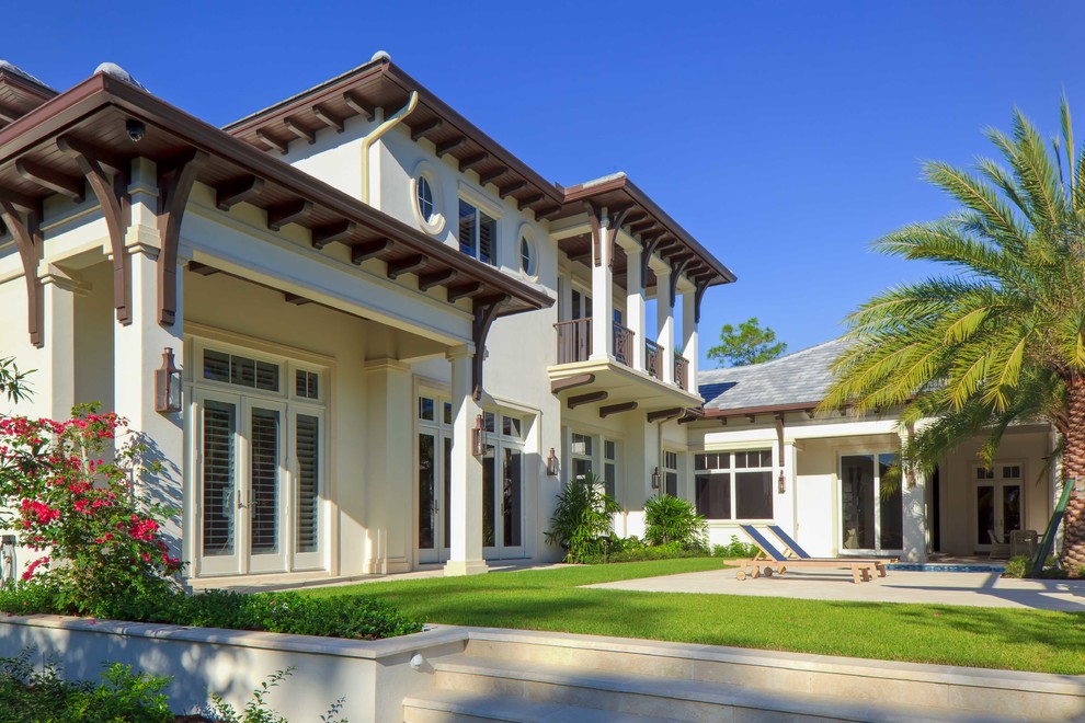 Foto della facciata di una casa beige tropicale a due piani