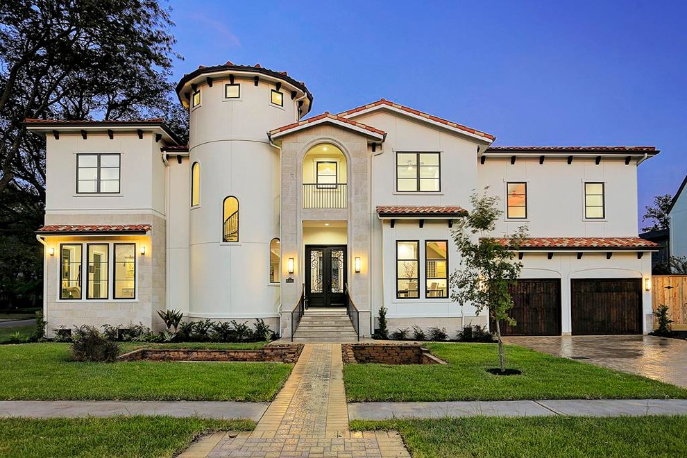 Großes, Zweistöckiges Mediterranes Einfamilienhaus mit Betonfassade, weißer Fassadenfarbe, Satteldach und Ziegeldach in Houston