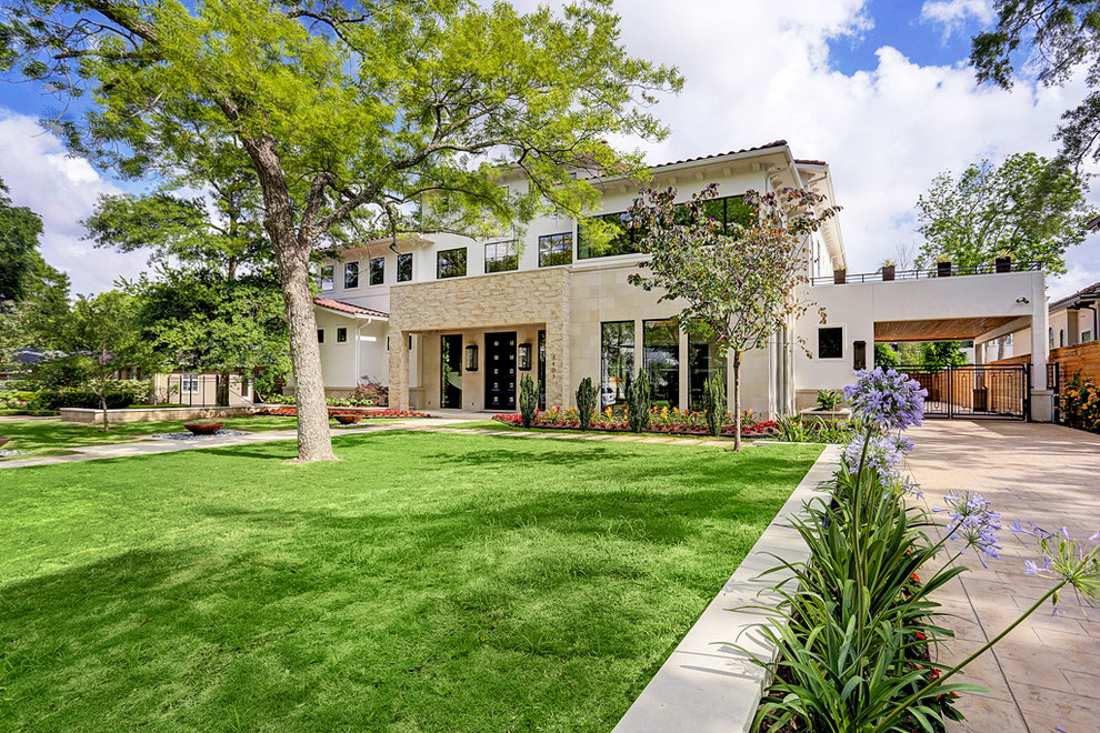 Großes, Zweistöckiges Klassisches Einfamilienhaus mit Mix-Fassade, beiger Fassadenfarbe, Walmdach und Ziegeldach in Houston