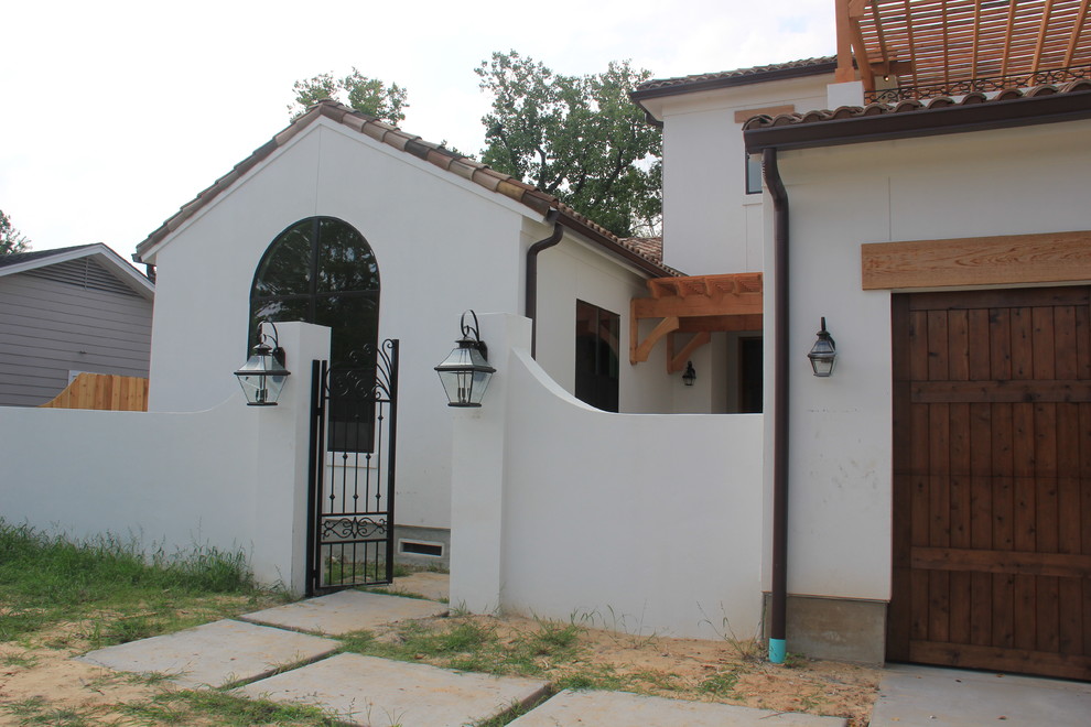 Idee per la facciata di una casa grande bianca mediterranea a due piani con rivestimento in stucco