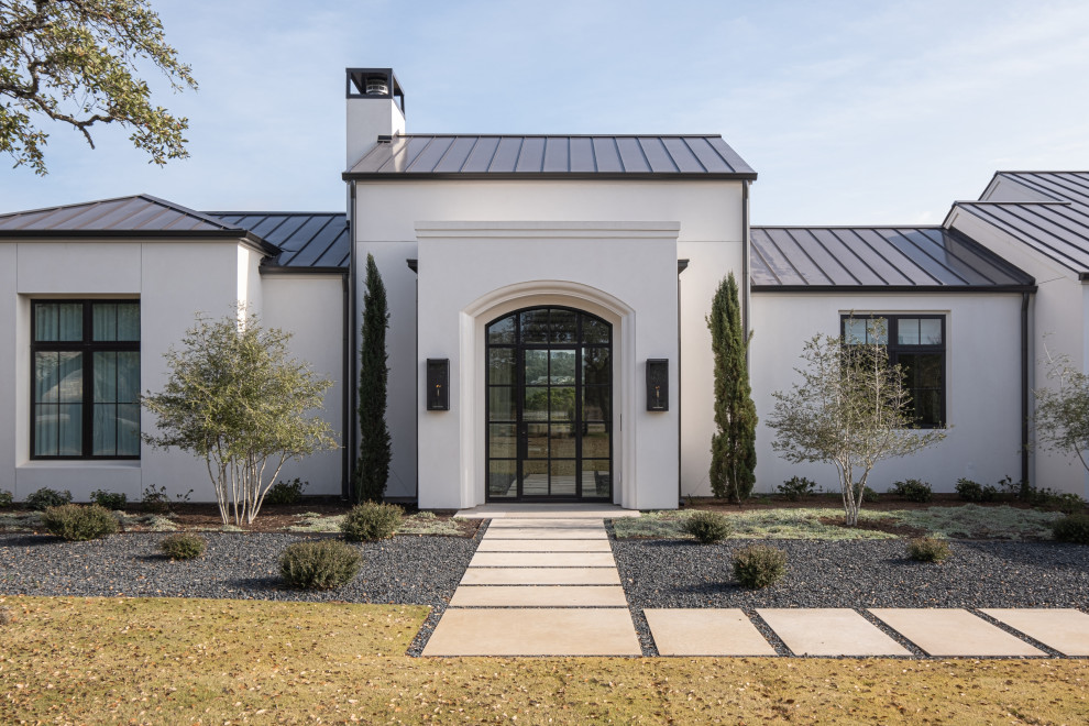 Idée de décoration pour une grande façade de maison blanche design de plain-pied avec un toit à deux pans et un toit en métal.