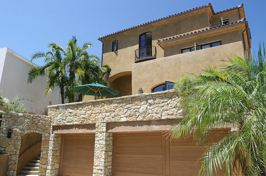 Großes, Dreistöckiges Mediterranes Haus mit Steinfassade und beiger Fassadenfarbe in San Diego