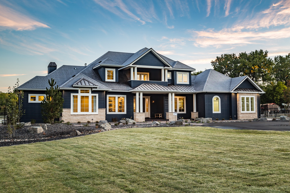 Geräumiges, Dreistöckiges Uriges Einfamilienhaus mit Mix-Fassade, blauer Fassadenfarbe, Walmdach und Misch-Dachdeckung in Denver