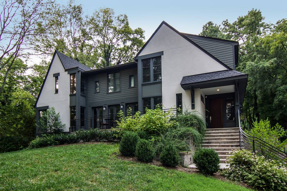 Zweistöckiges Klassisches Einfamilienhaus mit Mix-Fassade, grauer Fassadenfarbe, Satteldach und Schindeldach in Nashville