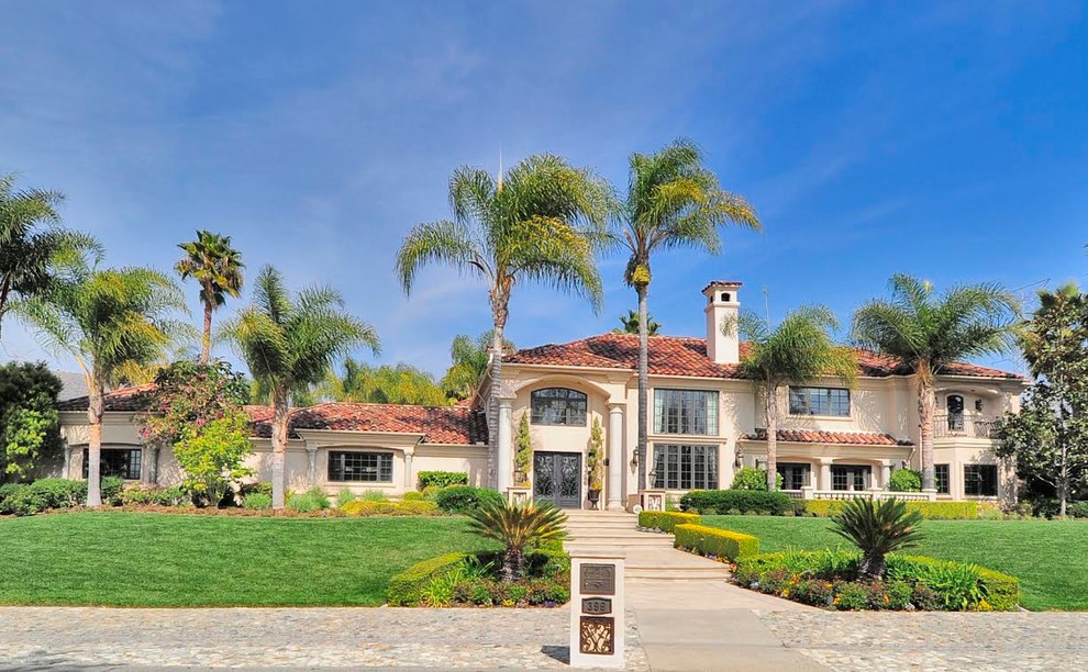 Geräumiges, Zweistöckiges Mediterranes Einfamilienhaus mit Putzfassade, beiger Fassadenfarbe, Satteldach und Ziegeldach in Los Angeles