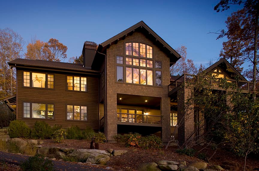 Große, Zweistöckige Urige Holzfassade Haus mit brauner Fassadenfarbe in Sonstige