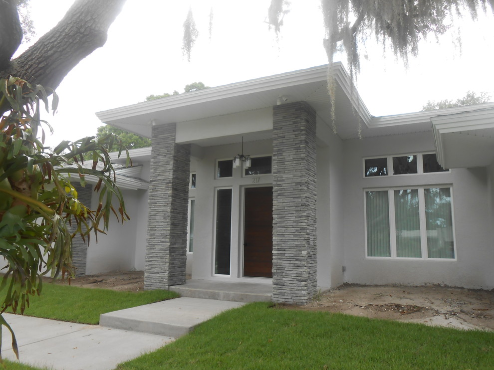 Großes, Einstöckiges Modernes Haus mit Mix-Fassade und grauer Fassadenfarbe in Tampa