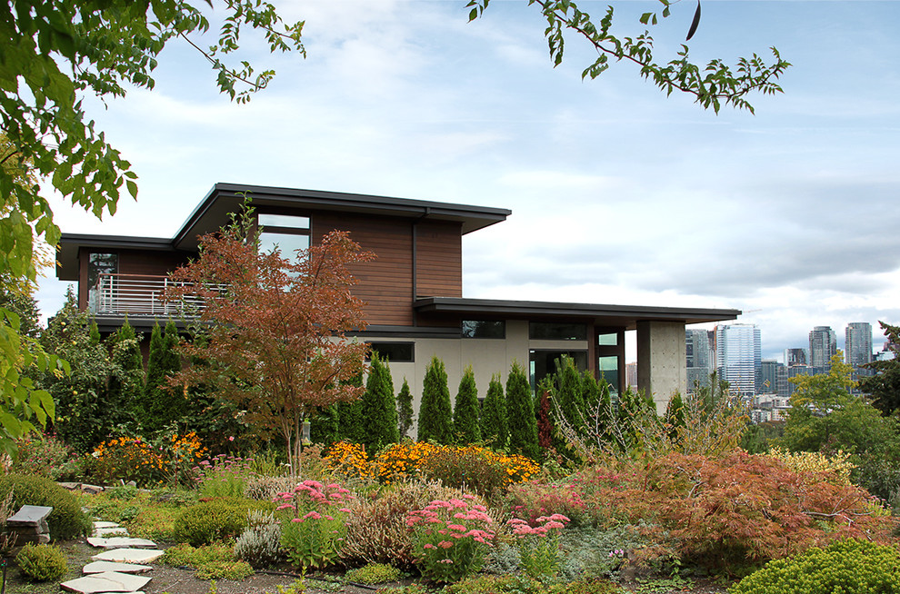 Идея дизайна: большой, трехэтажный, серый частный загородный дом в стиле модернизм с облицовкой из бетона и плоской крышей