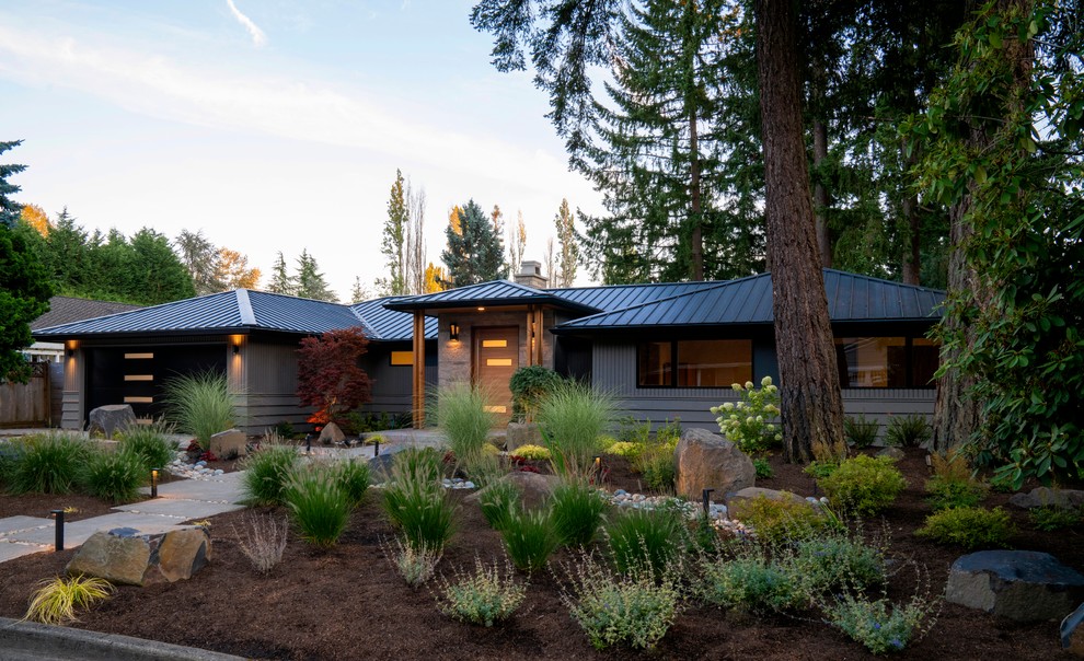 Идея дизайна: одноэтажный, деревянный, серый частный загородный дом в стиле ретро с металлической крышей