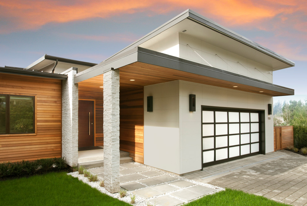 Inspiration pour une grande façade de maison blanche minimaliste en bois à un étage avec un toit plat et un toit en métal.