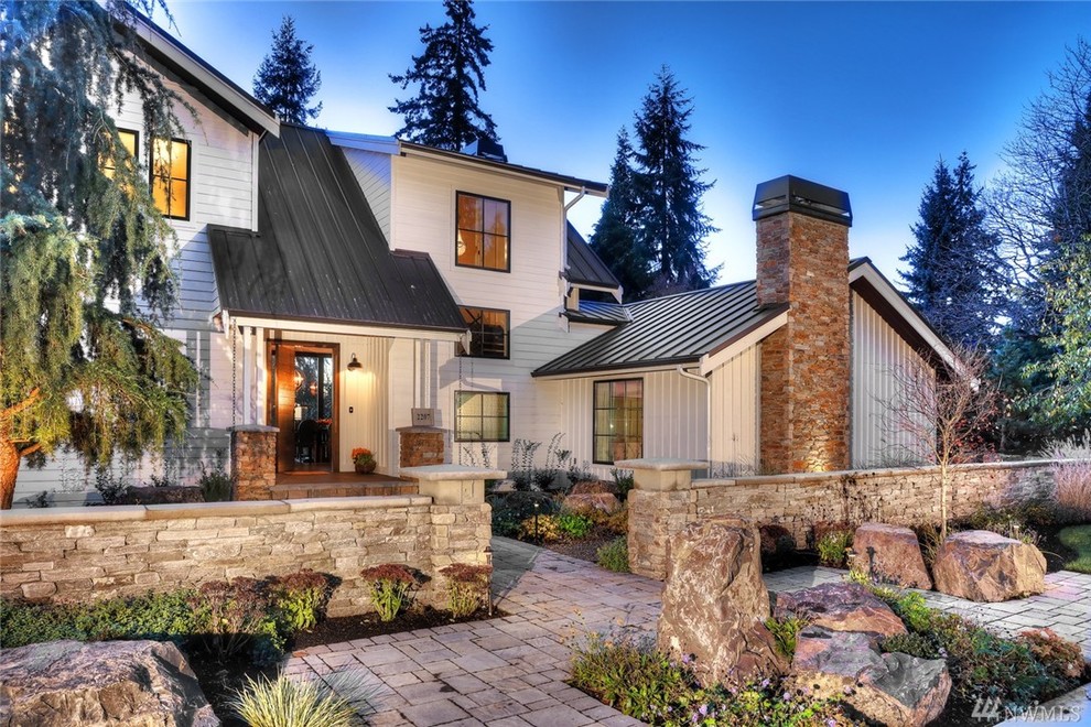 Geräumige, Zweistöckige Landhaus Holzfassade Haus mit weißer Fassadenfarbe und Pultdach in Seattle