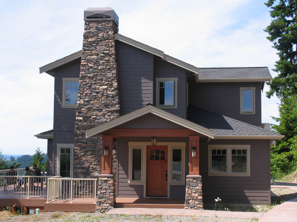 Aménagement d'une façade de maison marron craftsman en bardeaux de taille moyenne et à deux étages et plus avec un revêtement mixte, un toit en shingle et un toit gris.