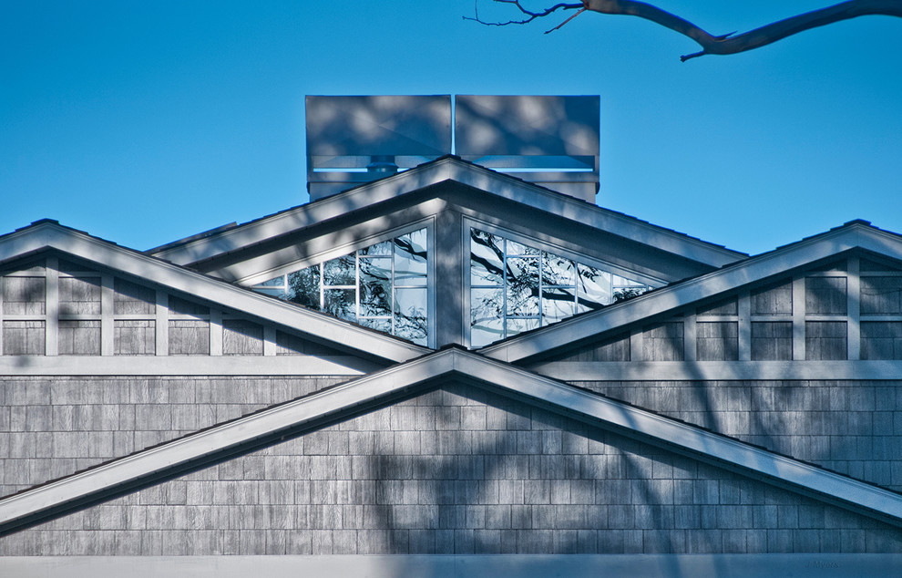 Großes Klassisches Haus mit grauer Fassadenfarbe und Satteldach in San Francisco