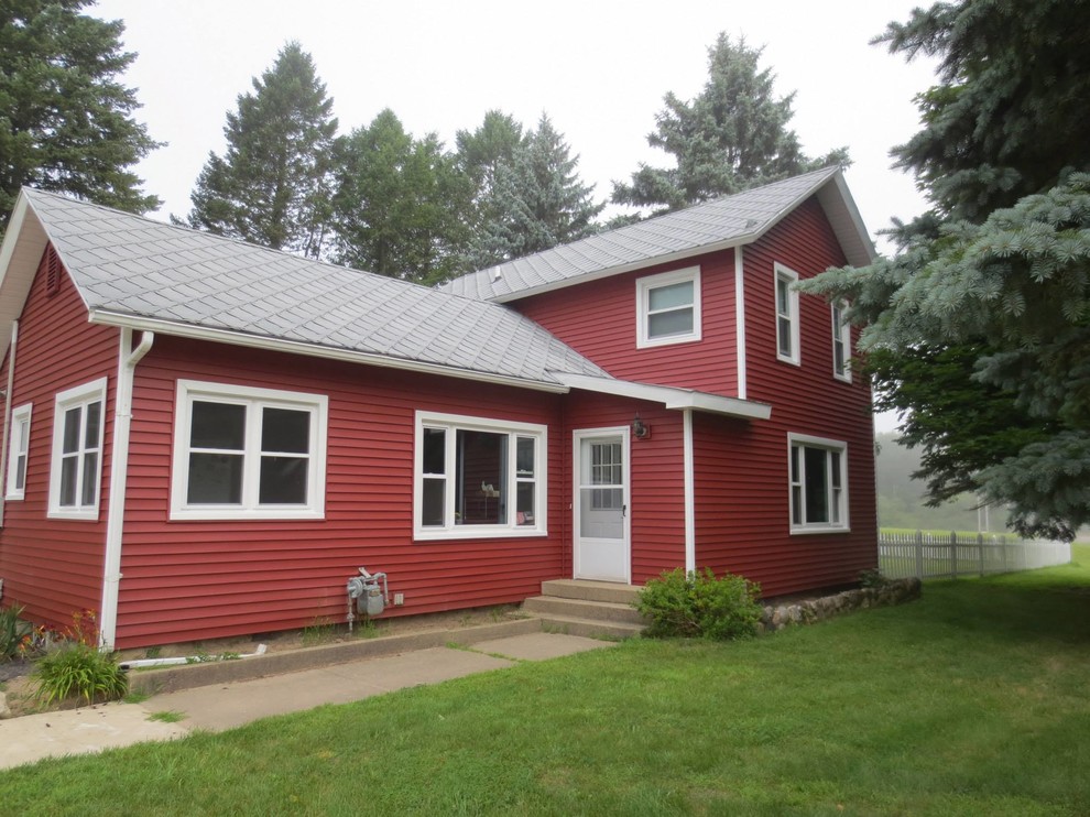 Inspiration pour une façade de maison rouge rustique en bois de taille moyenne et à un étage avec un toit à deux pans et un toit en shingle.