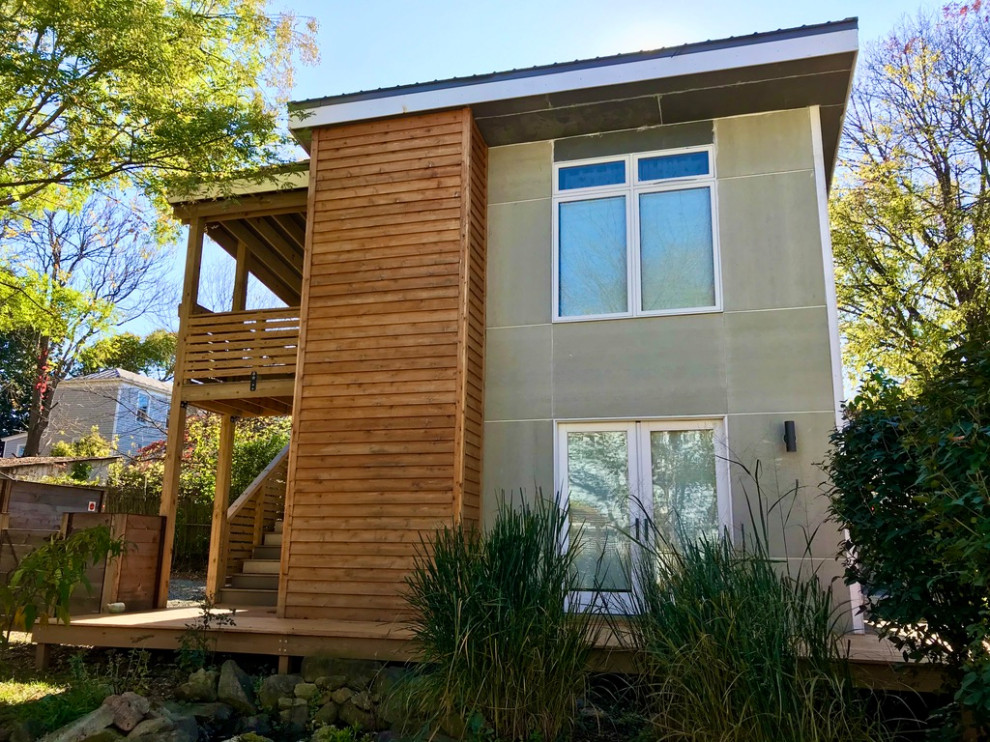 Kleines, Zweistöckiges Modernes Tiny House mit Faserzement-Fassade, bunter Fassadenfarbe, Pultdach und Blechdach in Sonstige