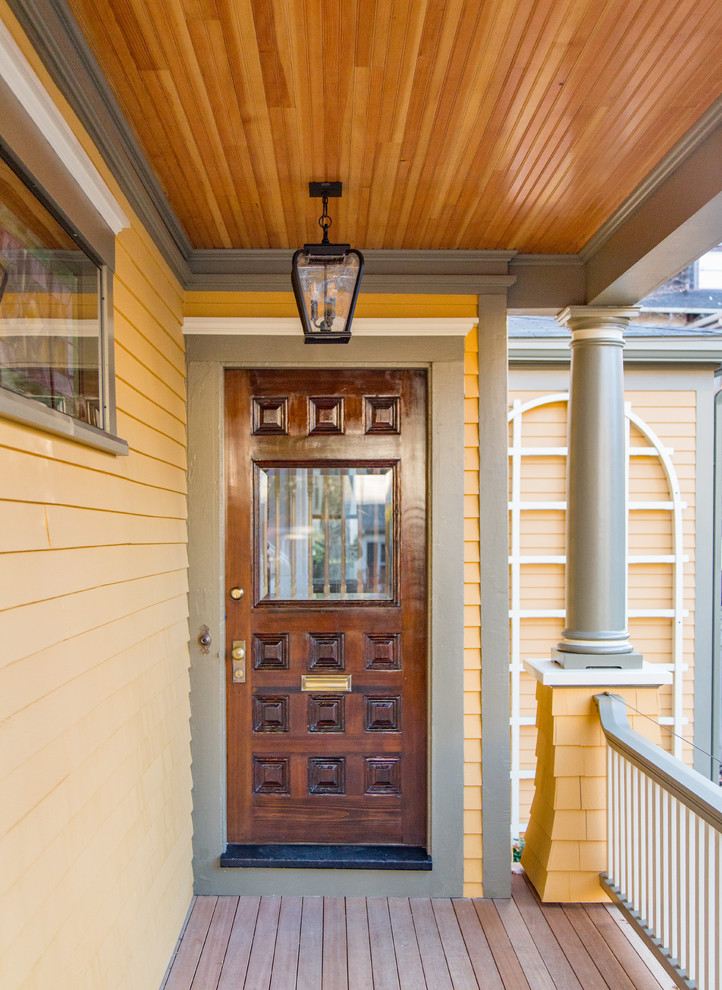 Источник вдохновения для домашнего уюта: большой, трехэтажный, деревянный, желтый дом в викторианском стиле с двускатной крышей