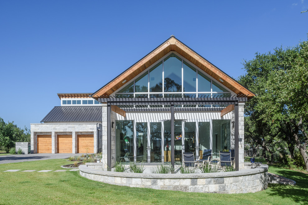 Idee per la facciata di una casa contemporanea con rivestimento in vetro e tetto a capanna