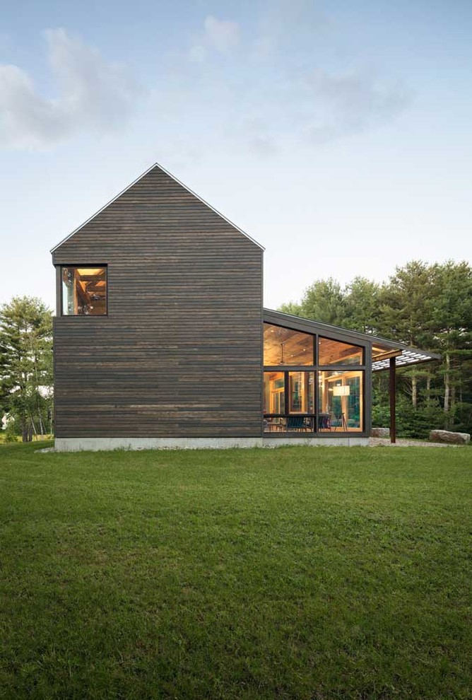 Großes Country Haus mit grauer Fassadenfarbe und Satteldach in Portland Maine