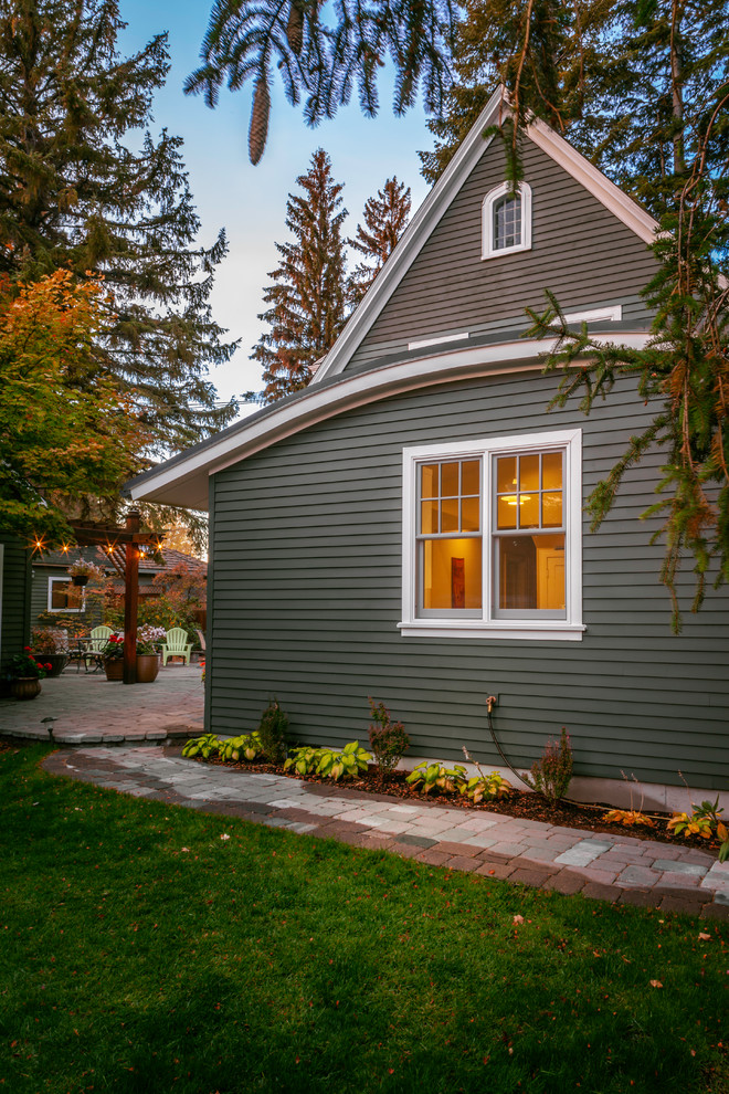 Стильный дизайн: одноэтажный, деревянный, зеленый частный загородный дом среднего размера в скандинавском стиле с металлической крышей - последний тренд